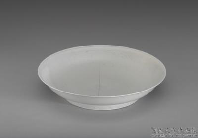 图片[2]-Dish with impressed floral pattern in white glaze, Qing dynasty, Qianlong reign (1736-1795)-China Archive